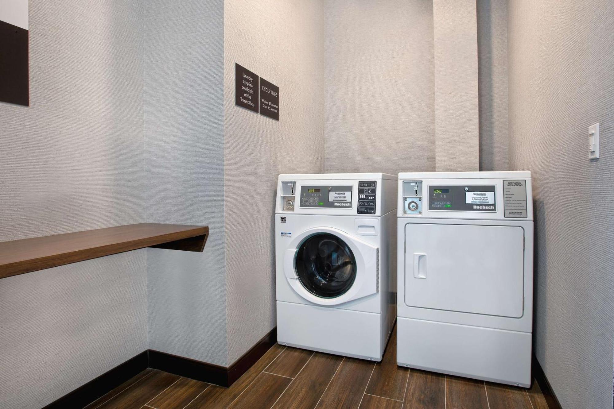 Hampton Inn & Suites Ottawa West, Ontario, Canada Экстерьер фото
