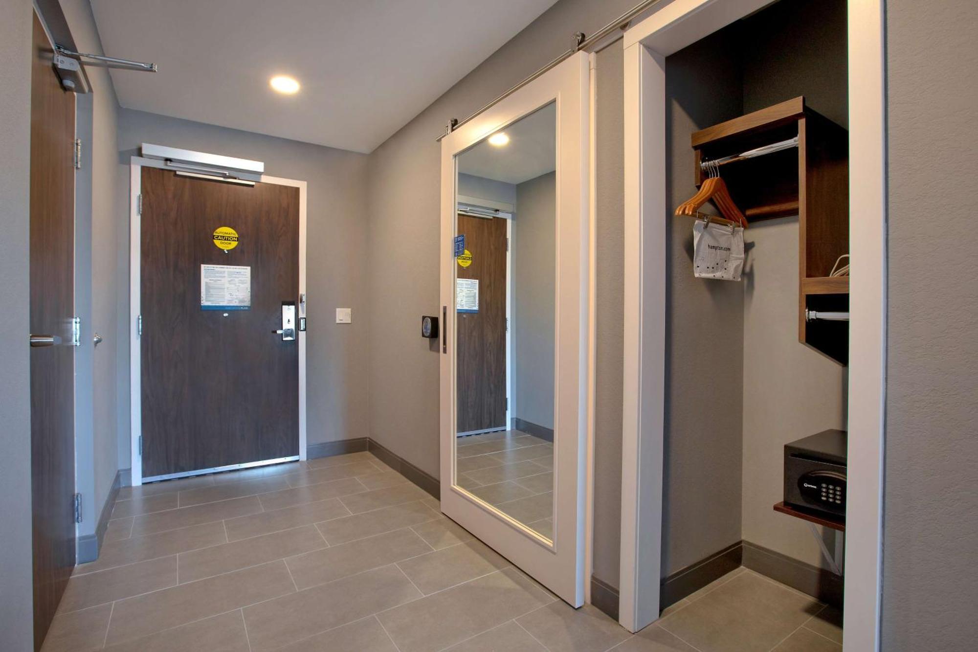 Hampton Inn & Suites Ottawa West, Ontario, Canada Экстерьер фото